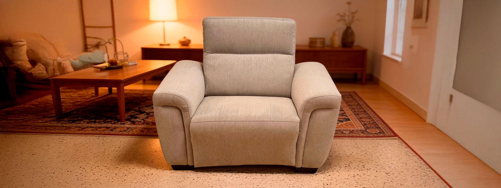 Sofá de sala de estar en tonos neutros, ideal para crear un ambiente acogedor y moderno. Perfecto pa.