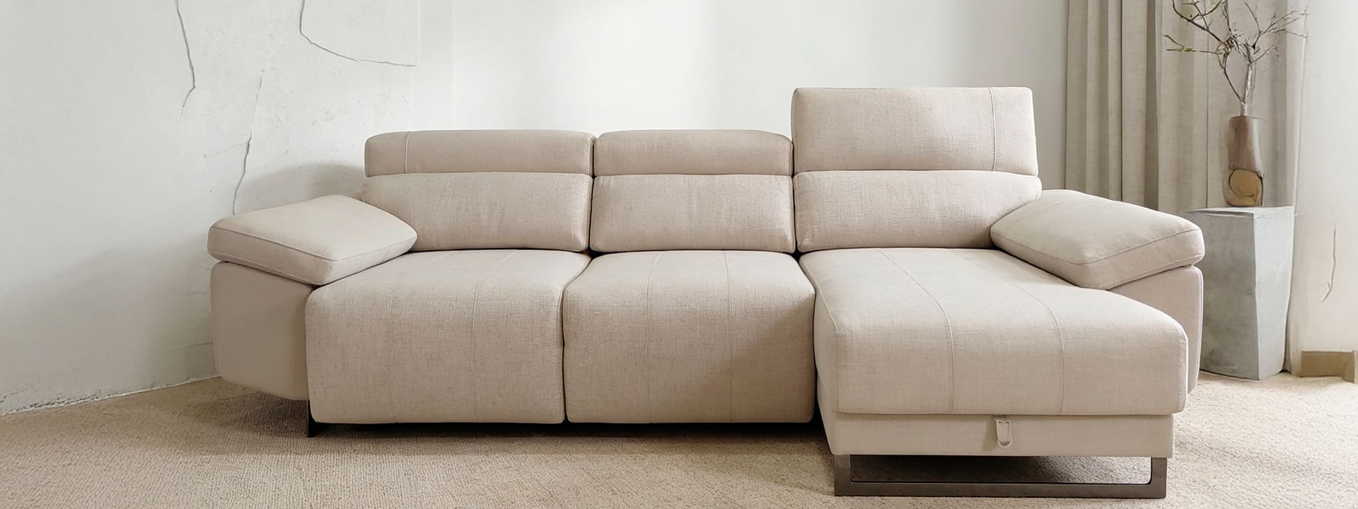 Sofá modular beige con chaise longue para salón moderno y cómodo. Ideal para espacios elegantes y ac.